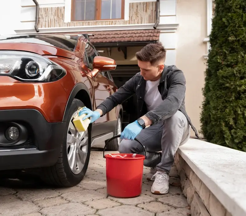Lavage auto à domicile Valence-en-Brie : professionnel intervenant sur un véhicule